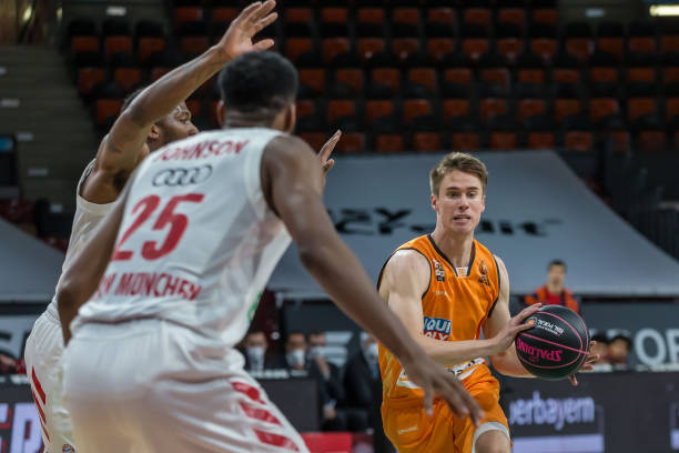 受采访时透 受采访时透