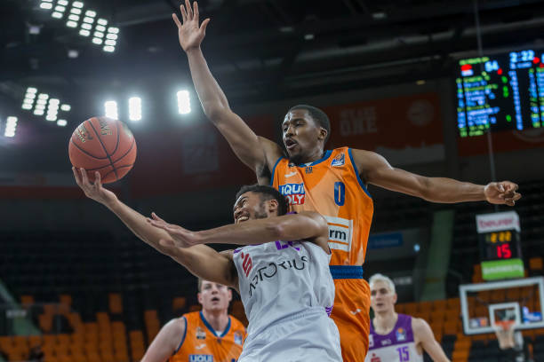 勒布伦则以 勒布伦则以